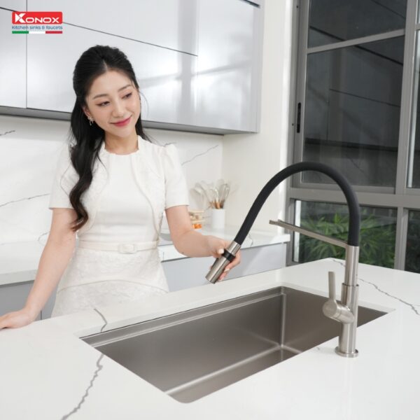 Vòi rửa bát thân mềm Konox Tema Nickel